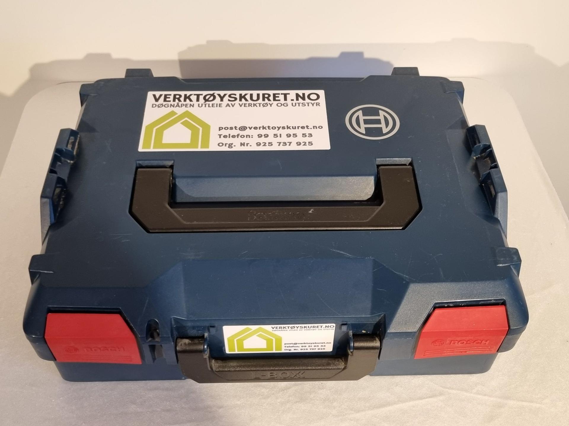 Utstyret levers i en koffert